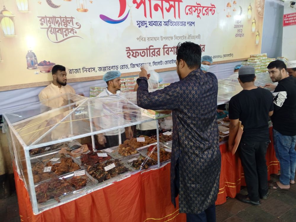 সিলেটে ইফতারে নানা রকমের চাহিদা ক্রেতাদের উপচে পড়া ভীড়